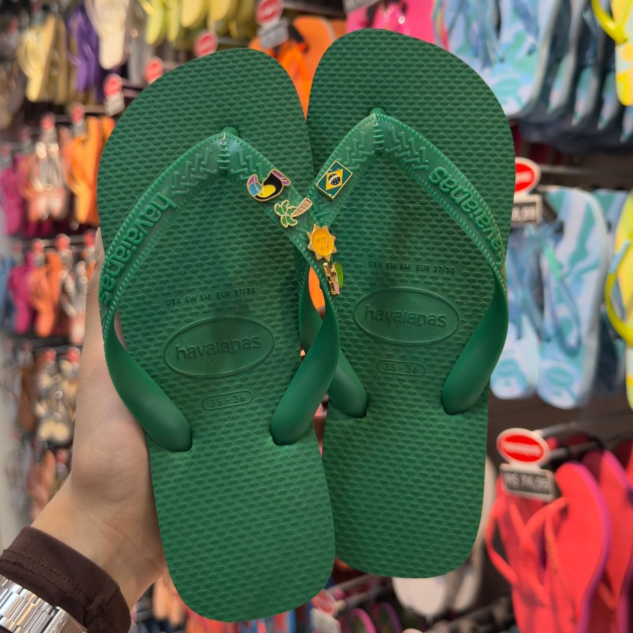 Havaianas Top + Pins Brasil, Tucano, Coqueiro, Aguá de Coco e Sol