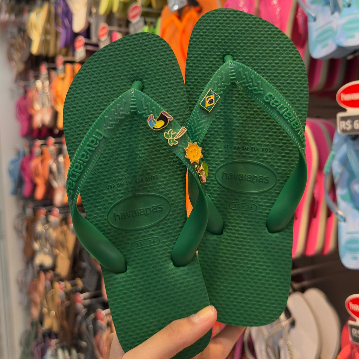 Havaianas Top + Pins Brasil, Tucano, Coqueiro, Aguá de Coco e Sol