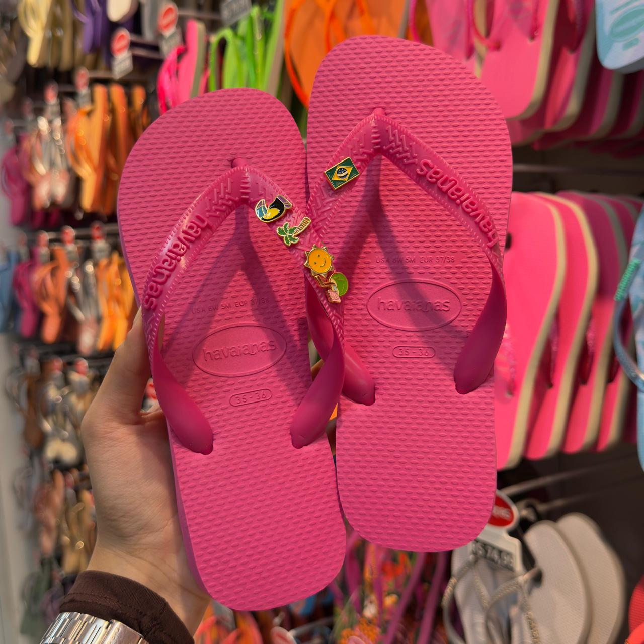 Havaianas Top + Pins Brasil, Tucano, Coqueiro, Aguá de Coco e Sol