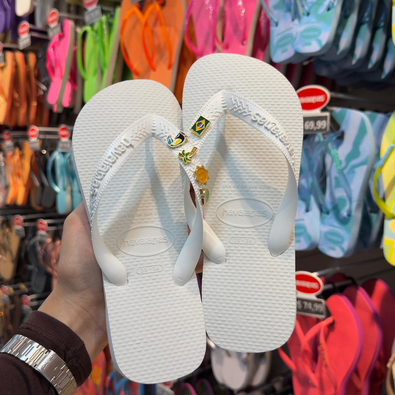 Havaianas Top + Pins Brasil, Tucano, Coqueiro, Aguá de Coco e Sol