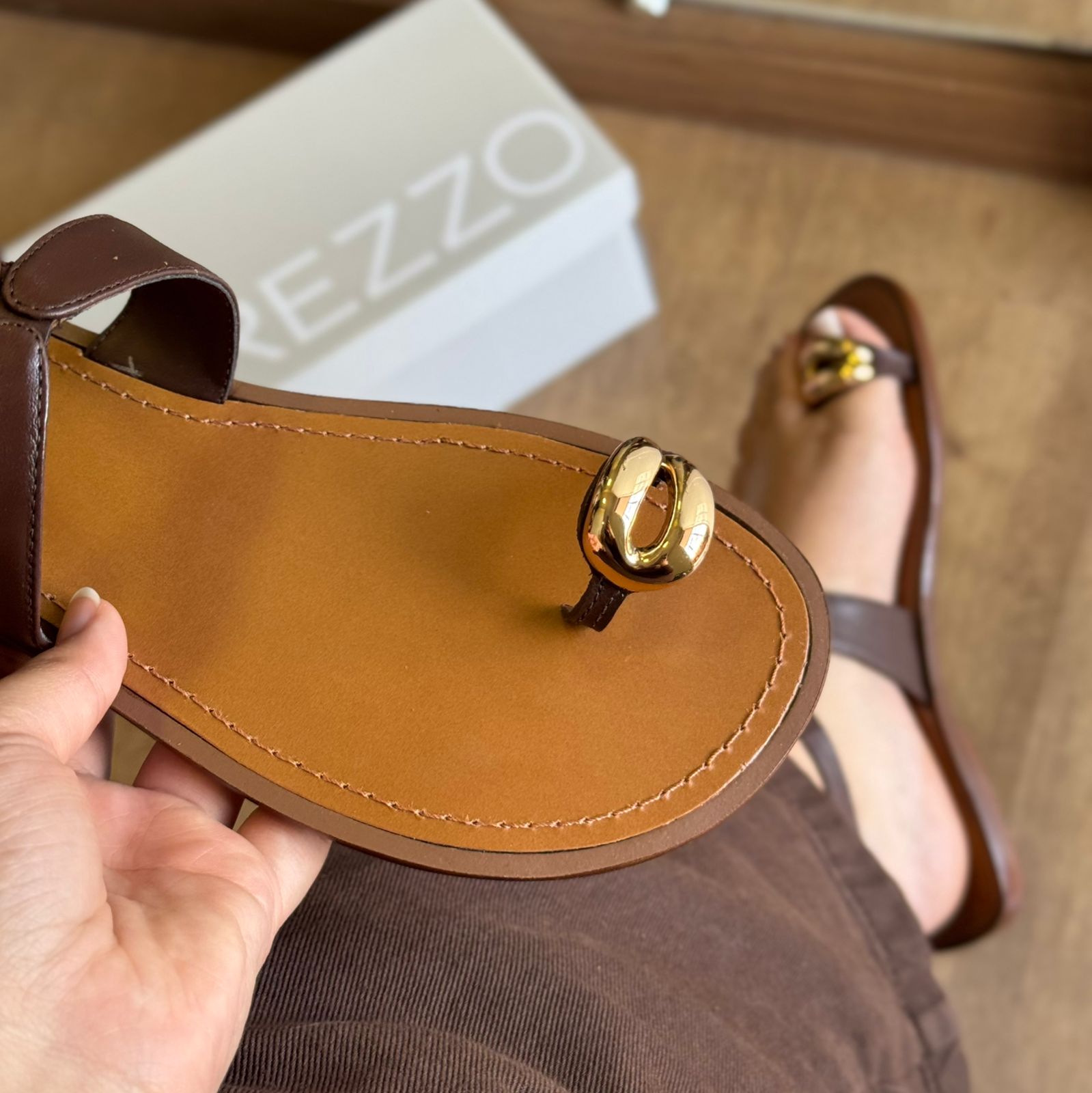 Sandália Arezzo Rasteira Couro Metal Bold A135690011