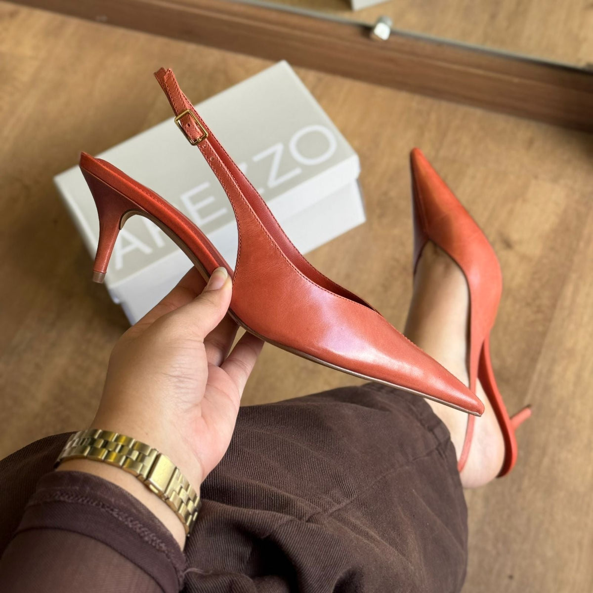 Scarpin Arezzo Camurça Salto Kitten Slingback A138550002