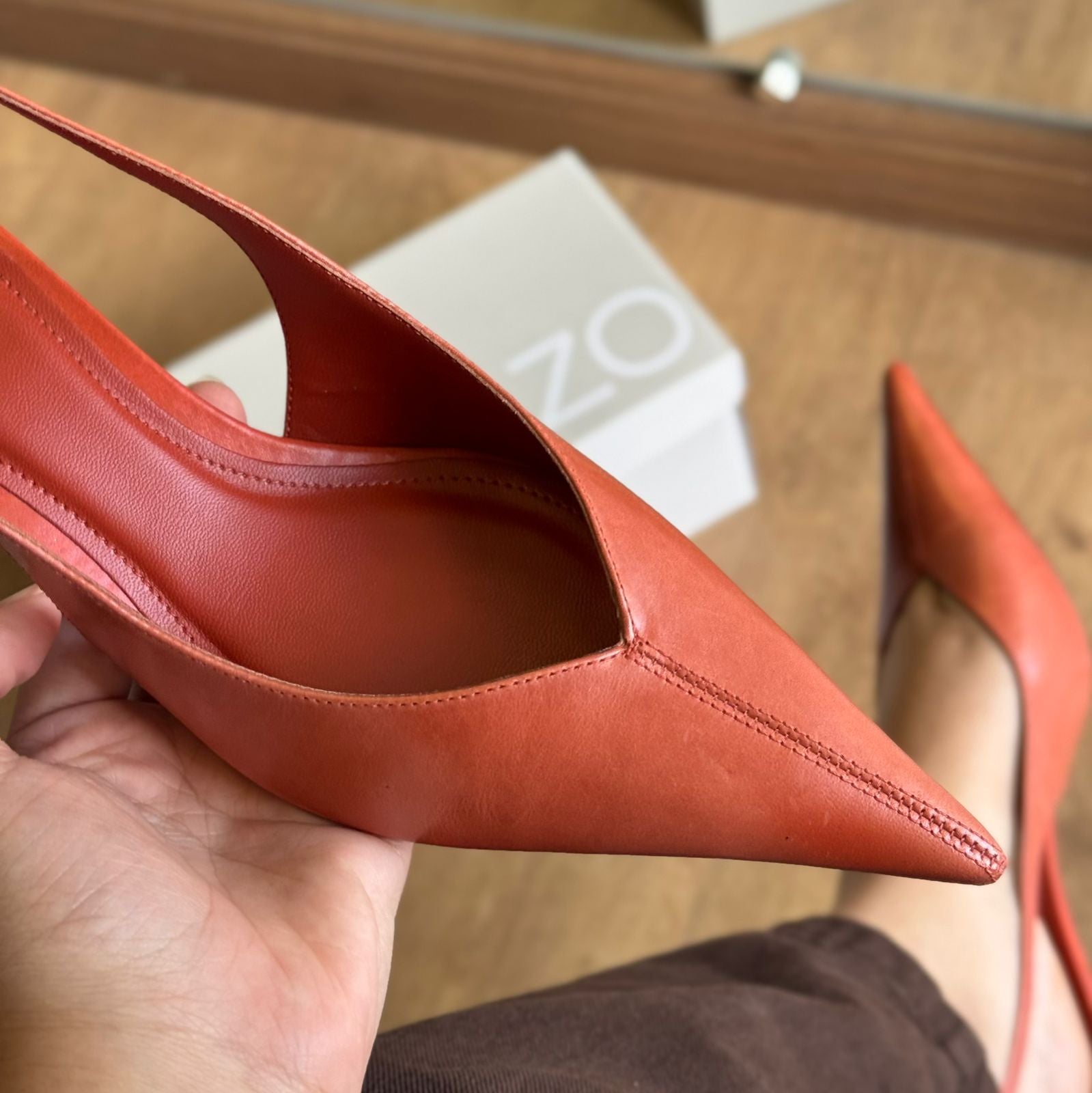 Scarpin Arezzo Camurça Salto Kitten Slingback A138550002