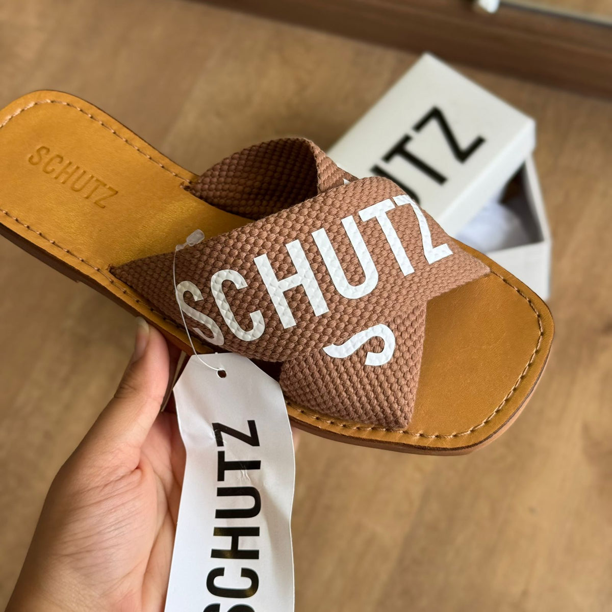 Sandália Schutz  Rasteira de X  Logo S208890004