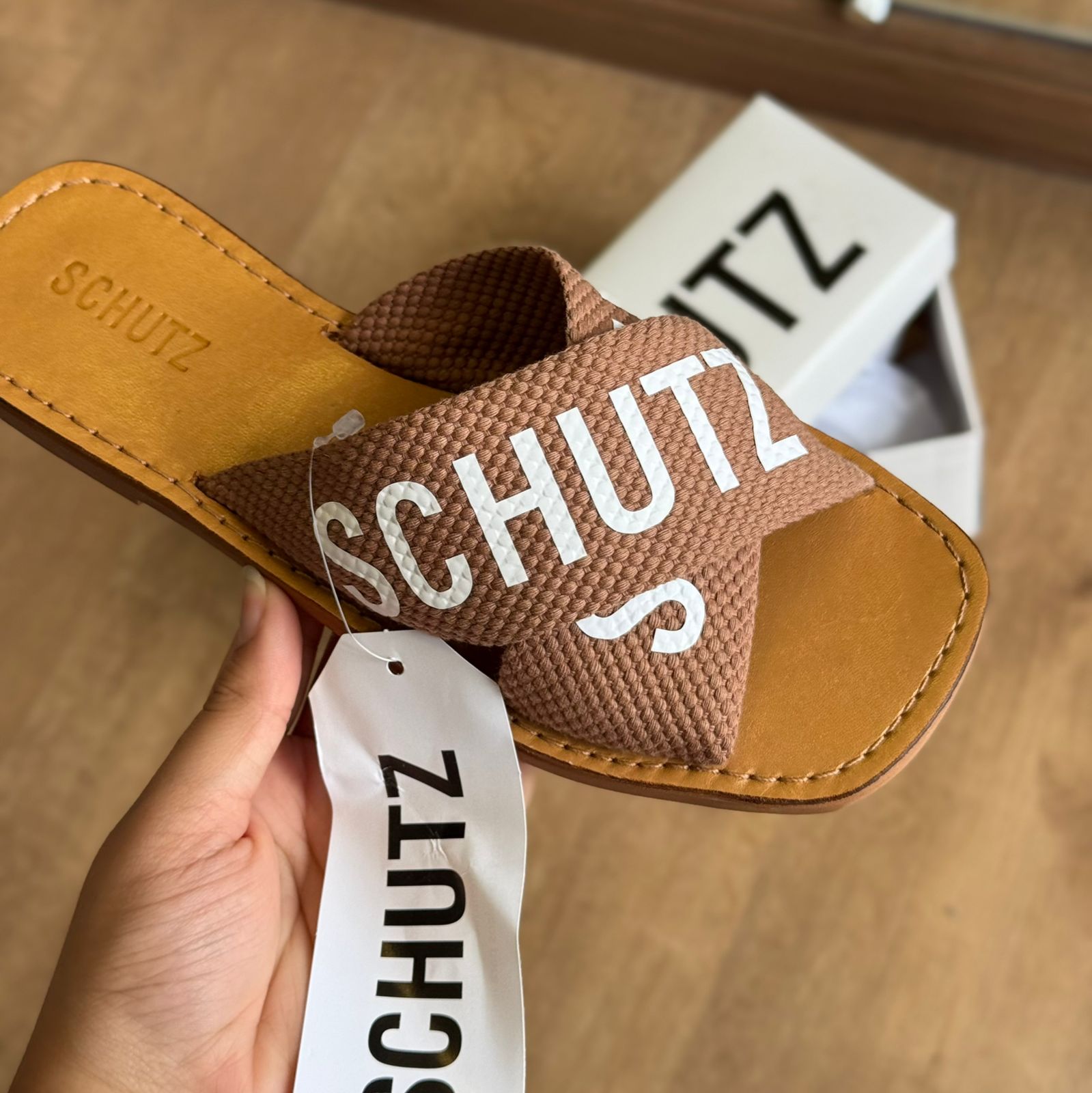 Sandália Schutz  Rasteira de X  Logo S208890004