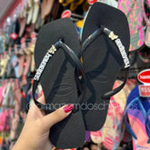 Havaianas Square (Preto) + Pingente Placa e borboleta