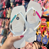 Havaianas Square (Branco) + Pingente Placa e Olho Grego Rosa e azul
