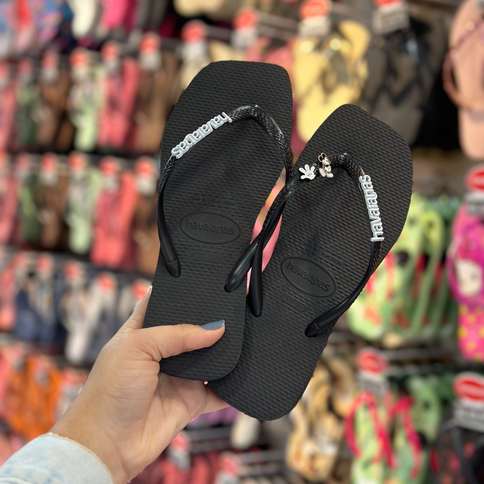 Havaianas Slim Square + Pin Placa Logo + Pin Personagens Disney + Pin Luva Mickey