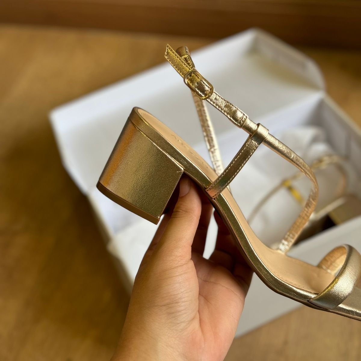 Sandália Arezzo Salto Bloco Tira Curva A100551061