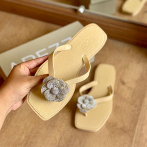 Sandália Rasteira Arezzo Detalhe de Flor Brilhante Z190270207