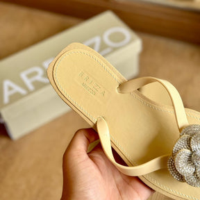 Sandália Rasteira Arezzo Detalhe de Flor Brilhante Z190270207