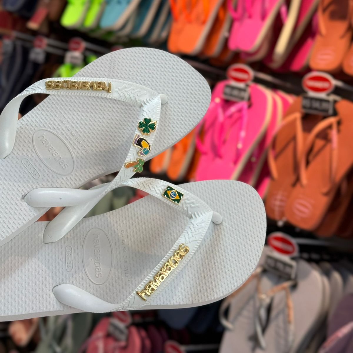 Havaianas Top + Placa Logo + Pingente Trevo, Tucano, Coqueiro e Brasil