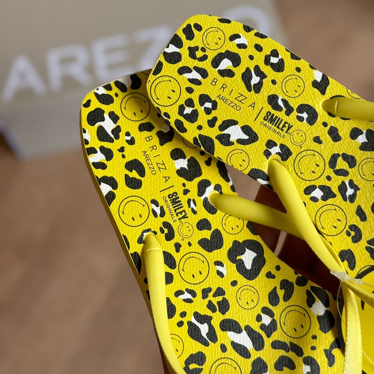 Chinelo de Dedo Arezzo Square Print Smiley Z190270200