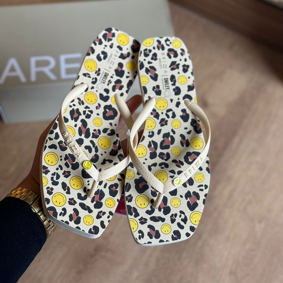 Chinelo de Dedo Arezzo Square Print Smiley Z190270200