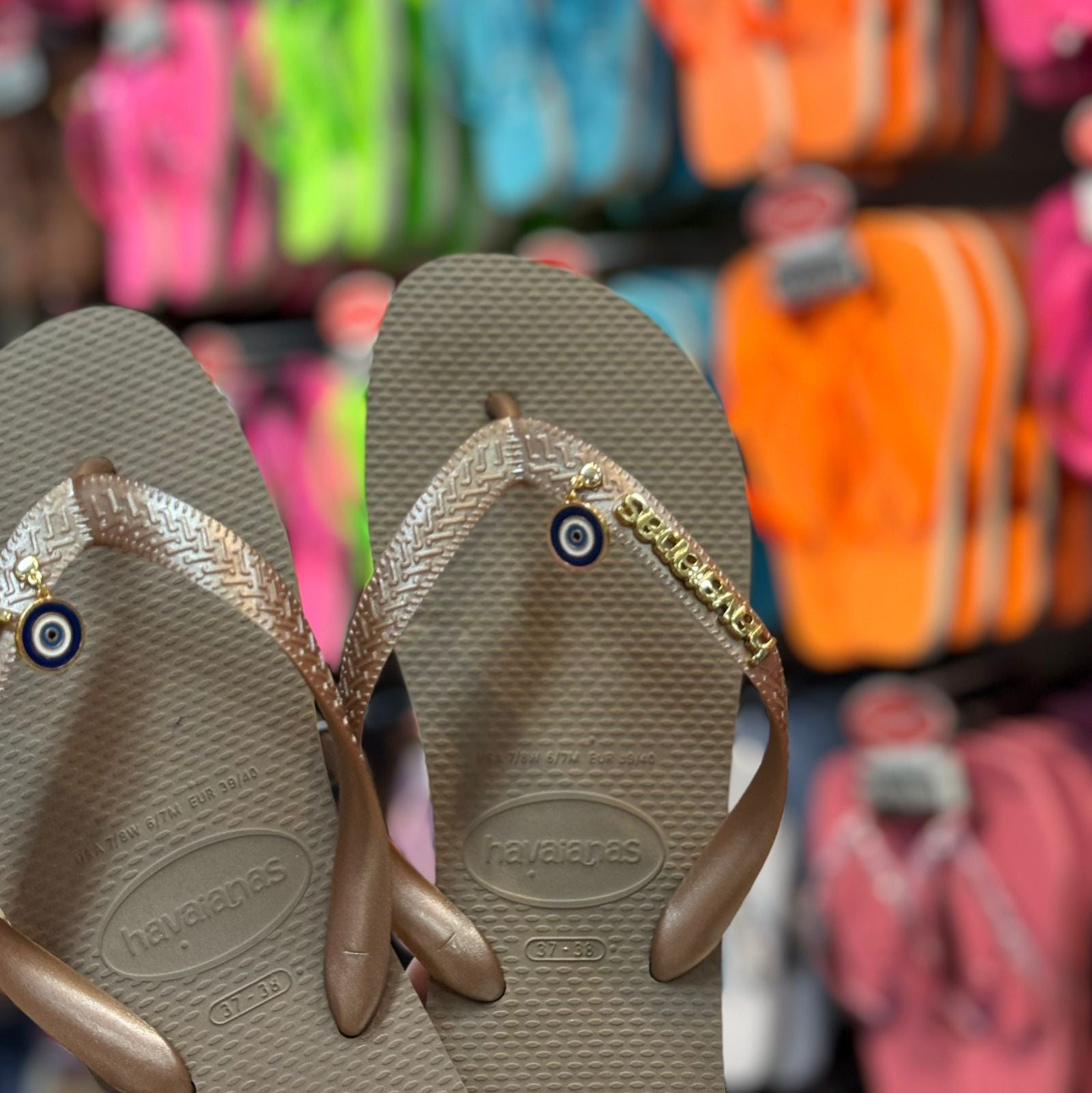 Havaianas Top + Placa Logo + Pin Olho Grego Pendurado