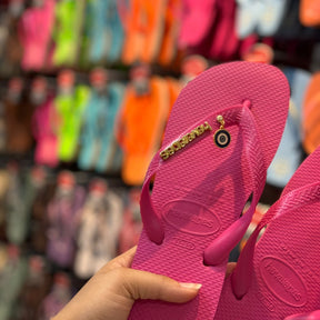 Havaianas Top + Placa Logo + Pin Olho Grego Pendurado