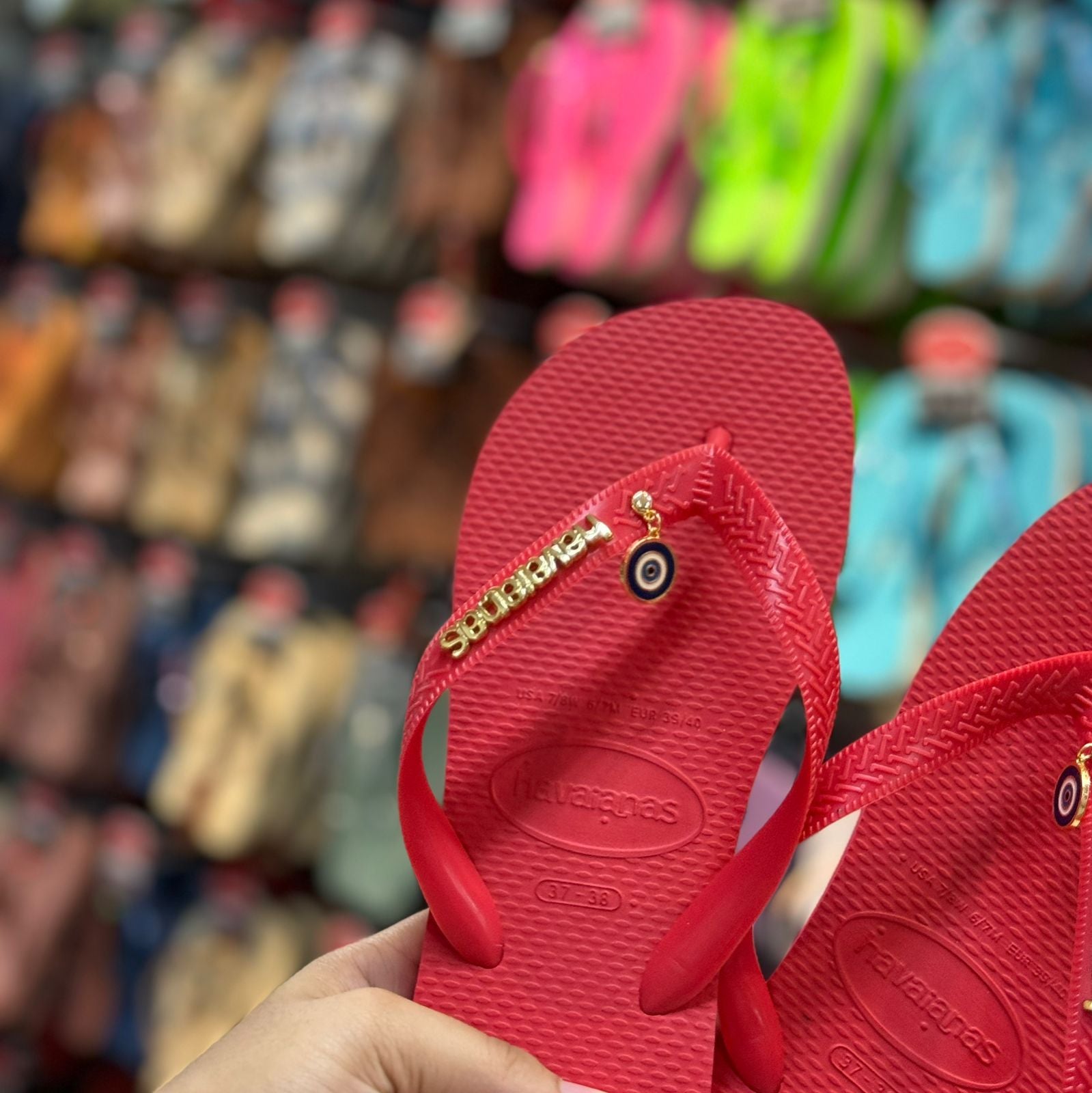 Havaianas Top + Placa Logo + Pin Olho Grego Pendurado