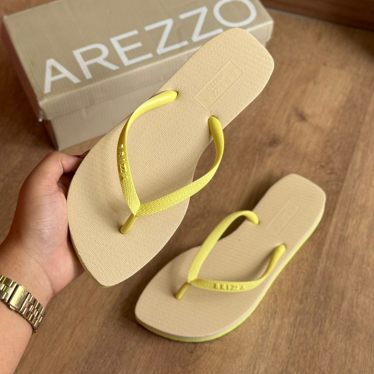 Chinelo de Dedo Arezzo Multicolorido Flash Bicolor Basics Z190620007