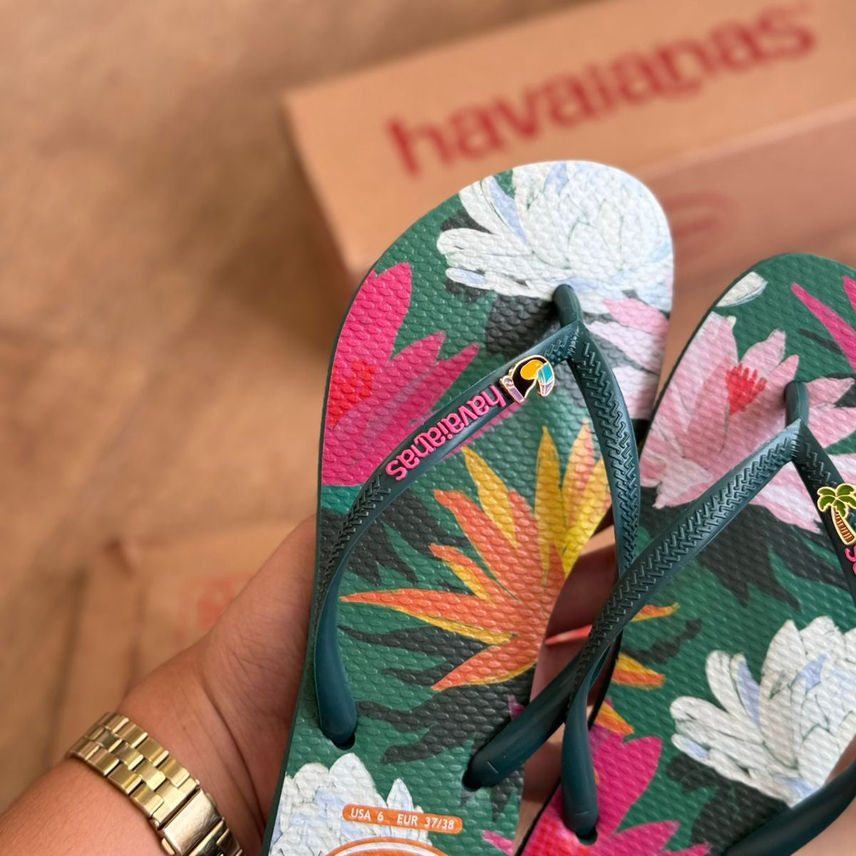Chinelo Havaianas Slim Summer Bliss + Pin Tucano e Coqueiro