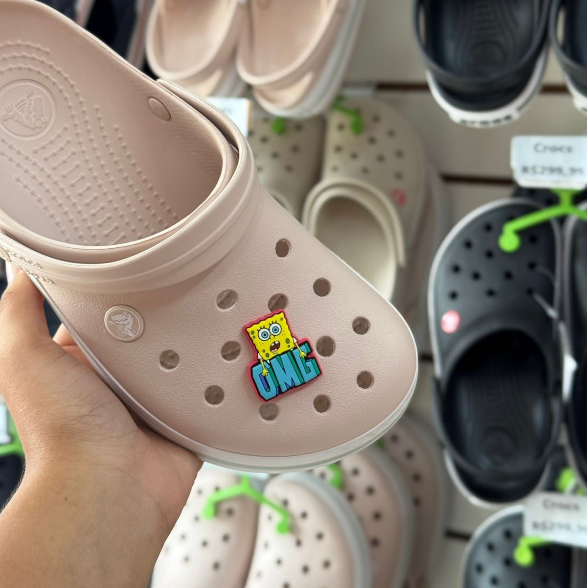 Jibbitz™ Bob Esponja Letreiro "OMG"