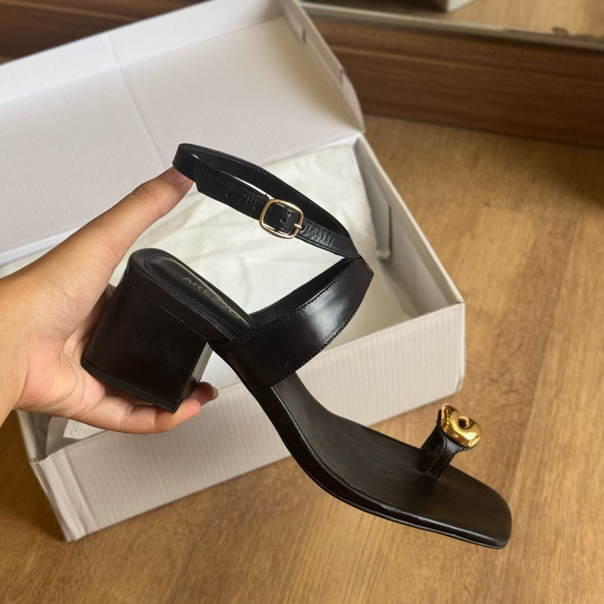 Sandália Arezzo Couro Salto Bloco Metal Bold A135560005