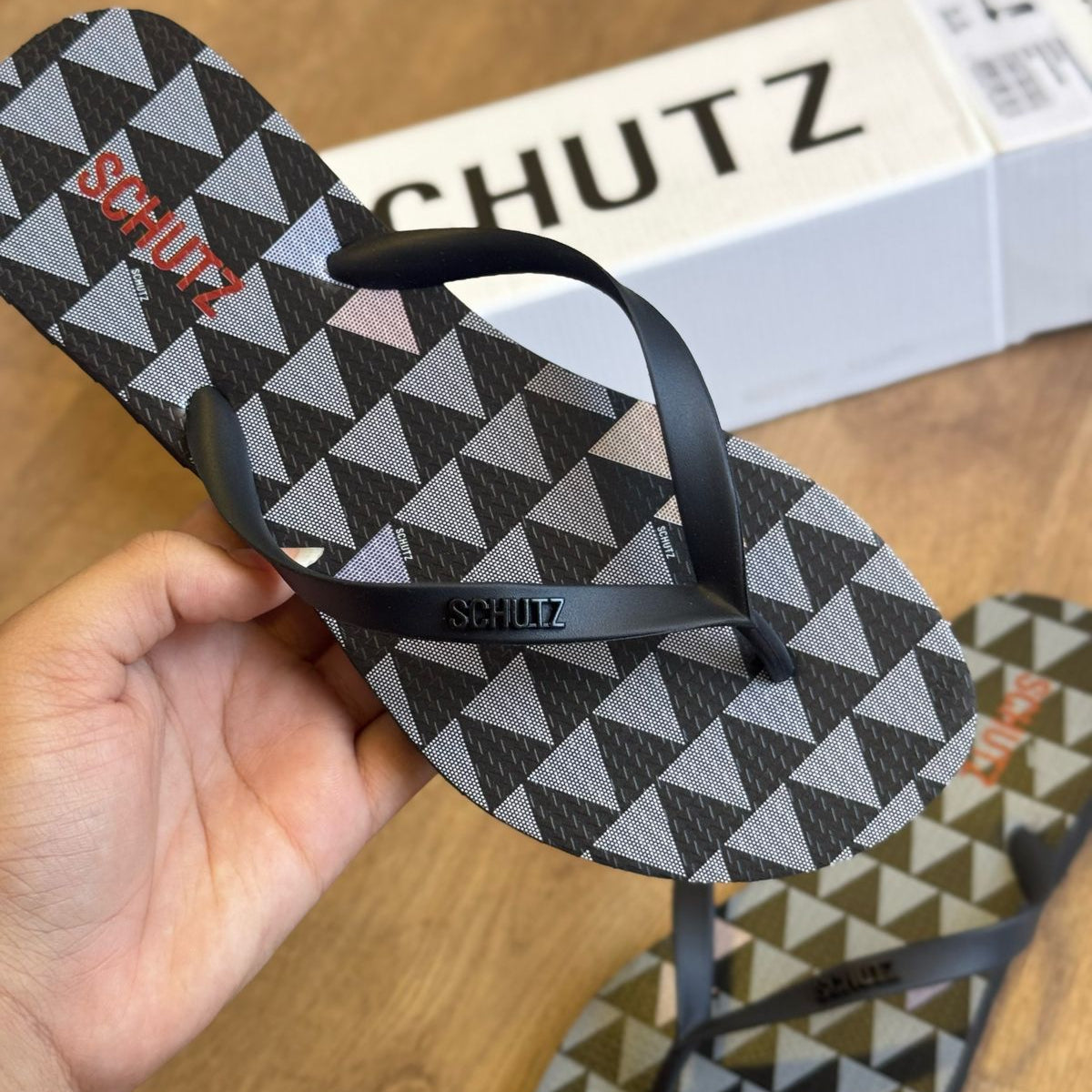 Chinelo de Dedo Schutz Estampado S222960008