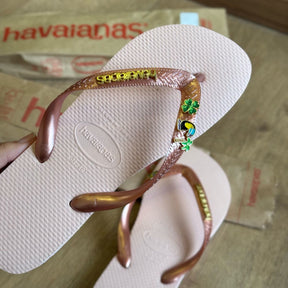 Havaianas Top + Placa Logo + Pin Tucano, Trevo, Brasil e Coqueiro