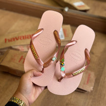 Havaianas Top + Placa Logo + Pin Tucano, Trevo, Brasil e Coqueiro