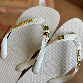 Havaianas Top + Placa Logo + Pin Tucano, Trevo, Brasil e Coqueiro