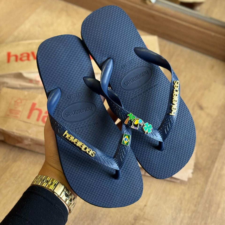 Havaianas Top + Placa Logo + Pin Tucano, Trevo, Brasil e Coqueiro