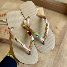 Havaianas Top + Placa Logo + Pin Tucano, Trevo, Brasil e Coqueiro