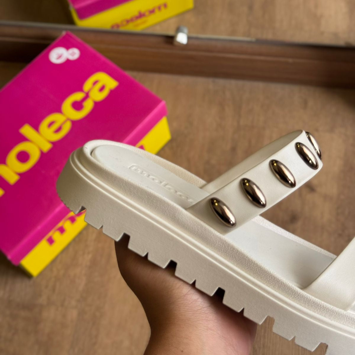 Sandália Moleca Detalhe de Pontinhos Dourados 5504.112