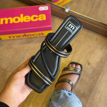 Sandália Moleca Rasteira Duas Tiras Brilhosas 5462.142