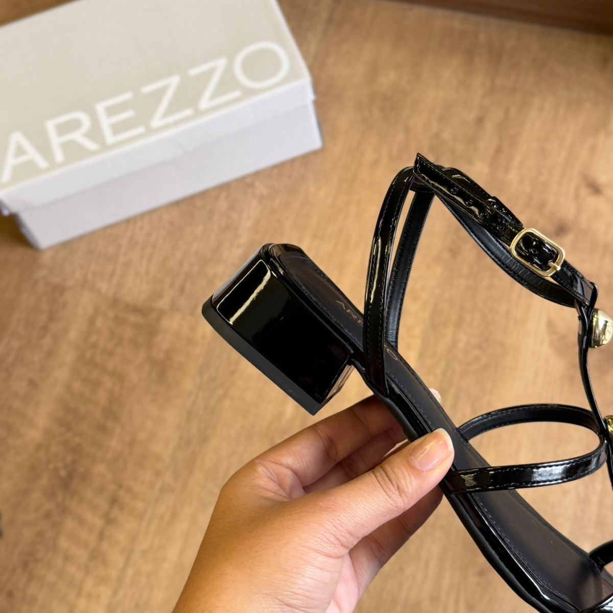 Sandália Arezzo Salto Bloco Tiras Metais A137730001