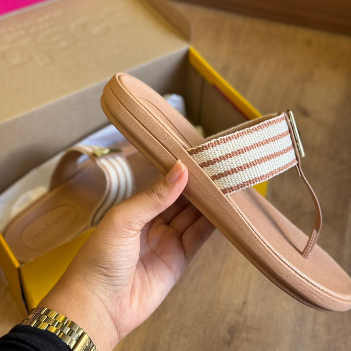 Sandália Moleca Tiras Grossa com Pequeno Detalhe Dourado 5525.109