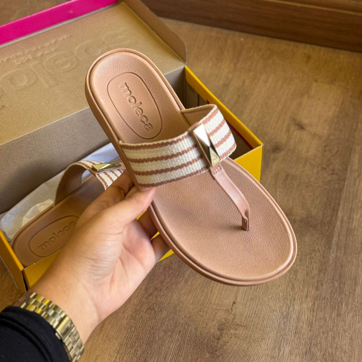 Sandália Moleca Tiras Grossa com Pequeno Detalhe Dourado 5525.109