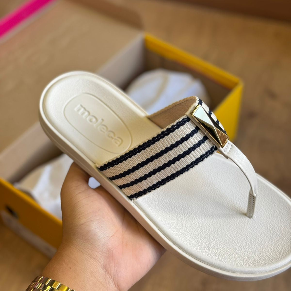 Sandália Moleca Tiras Grossa com Pequeno Detalhe Dourado 5525.109