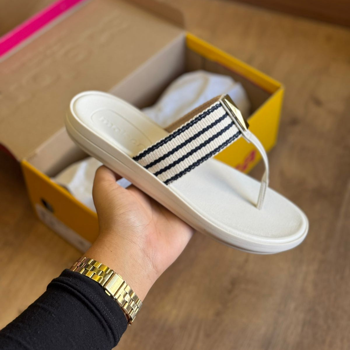 Sandália Moleca Tiras Grossa com Pequeno Detalhe Dourado 5525.109