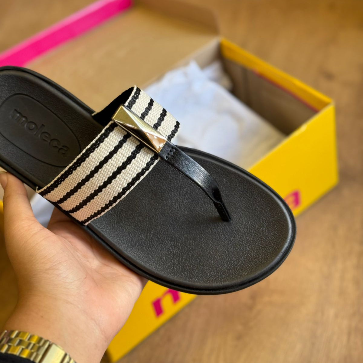 Sandália Moleca Tiras Grossa com Pequeno Detalhe Dourado 5525.109