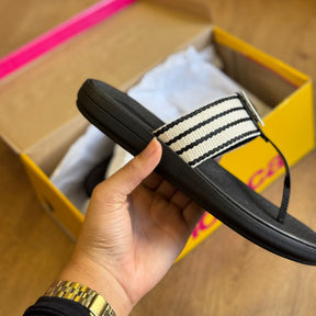 Sandália Moleca Tiras Grossa com Pequeno Detalhe Dourado 5525.109