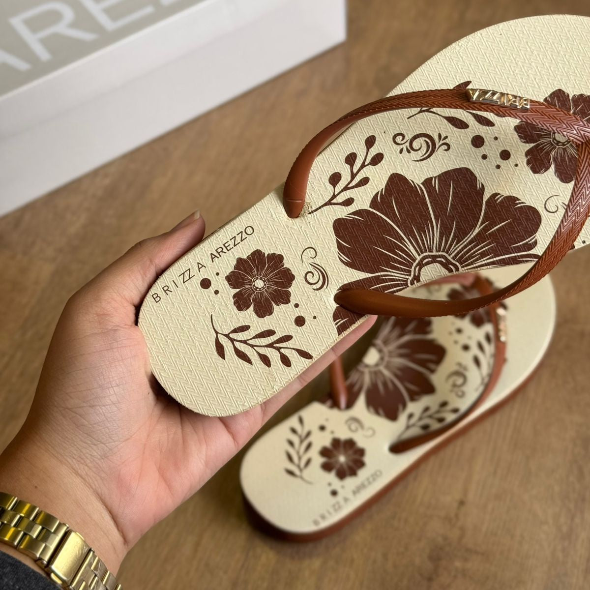 Chinelo de Dedo Arezzo Floral Z190260130