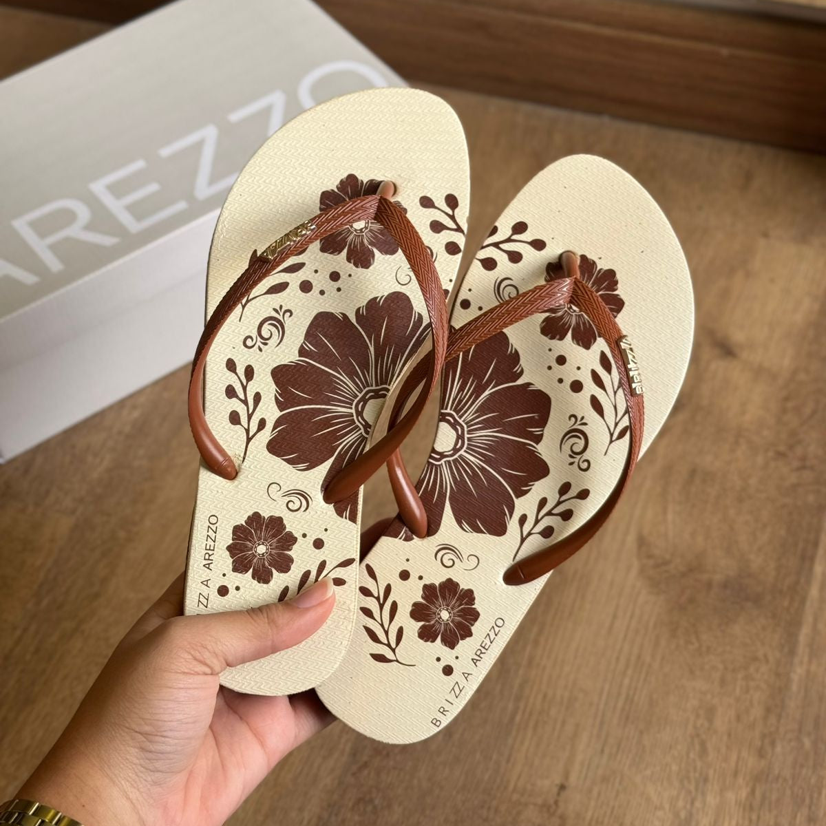 Chinelo de Dedo Arezzo Floral Z190260130