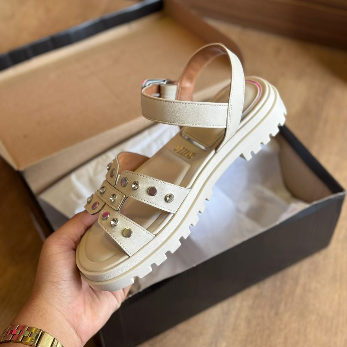 Sandália Vizzano Detalhes Dourados Circulares 6538.101