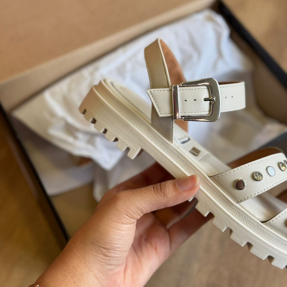 Sandália Vizzano Detalhes Dourados Circulares 6538.101