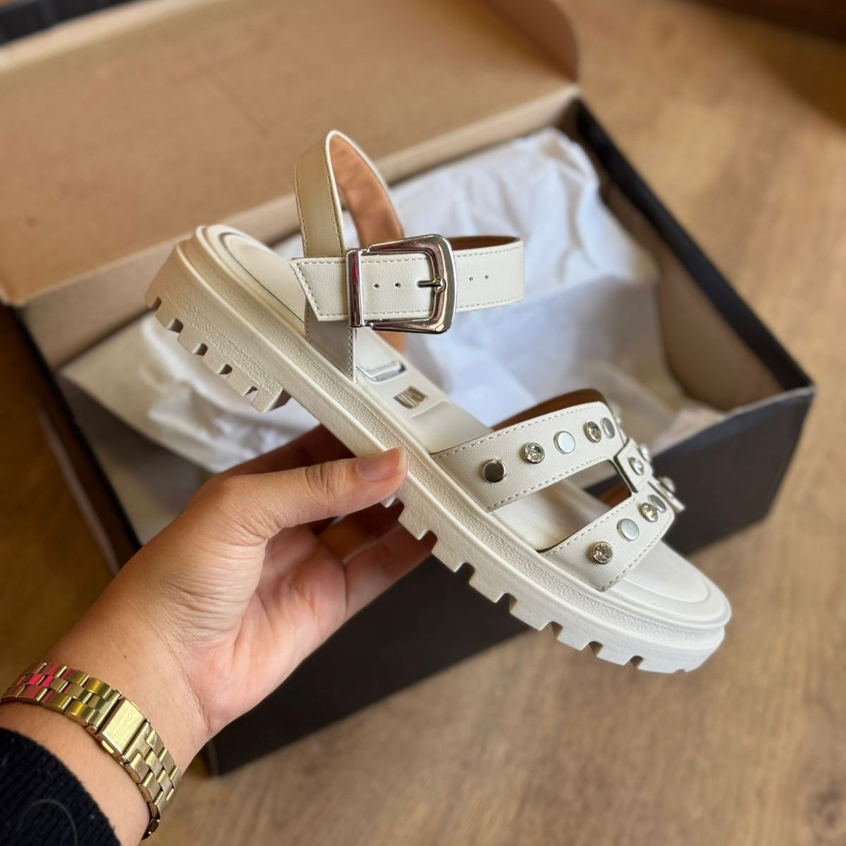 Sandália Vizzano Detalhes Dourados Circulares 6538.101