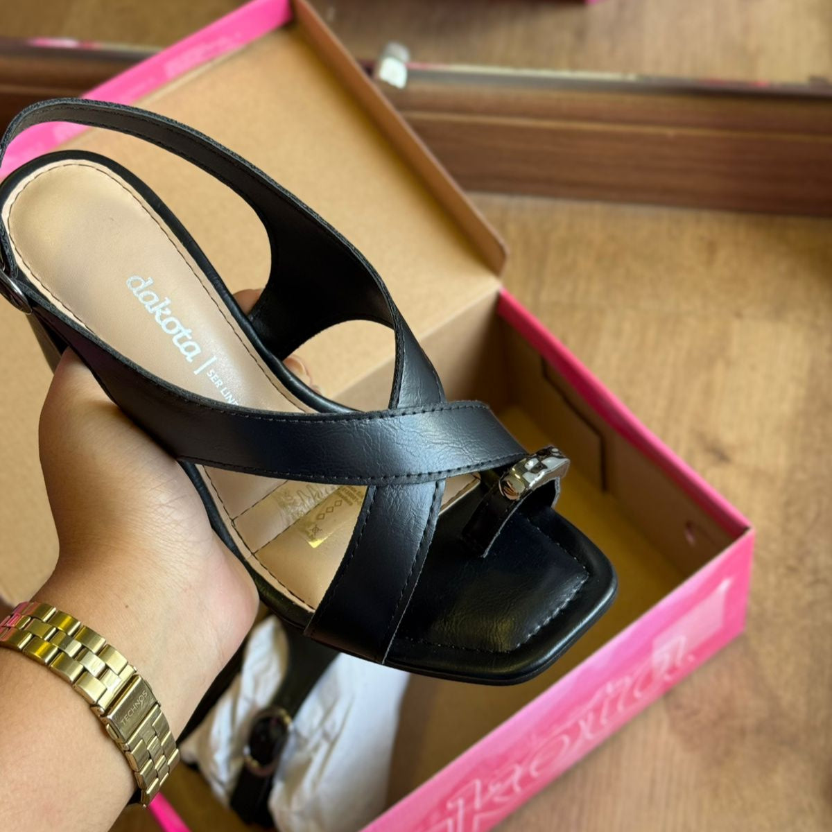 Sandália Dakota Salto Bloco Detalhe Dourado no Dedo Y9152