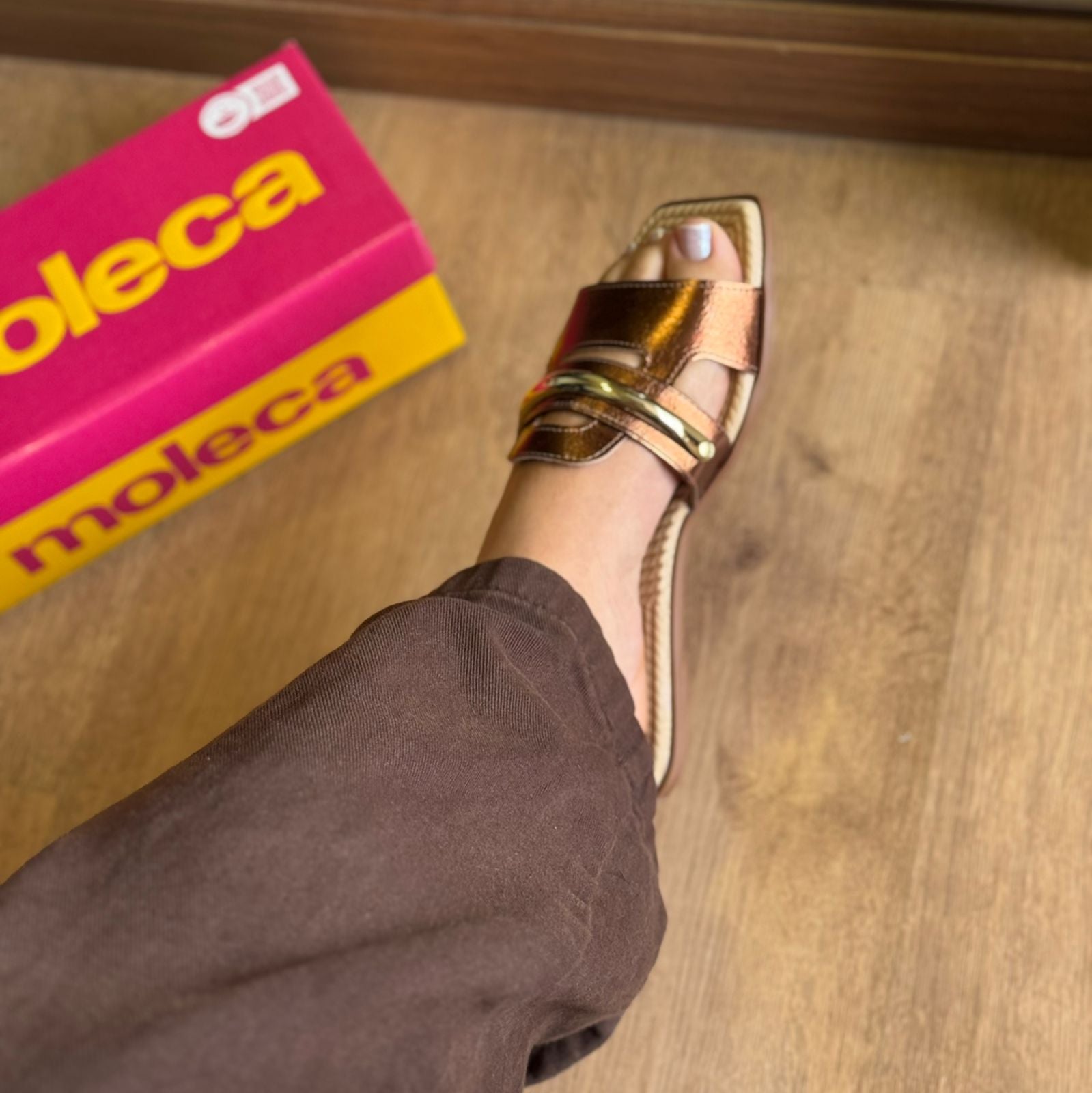 Sandália Rasteira Moleca Tira de Ouro 5558.105