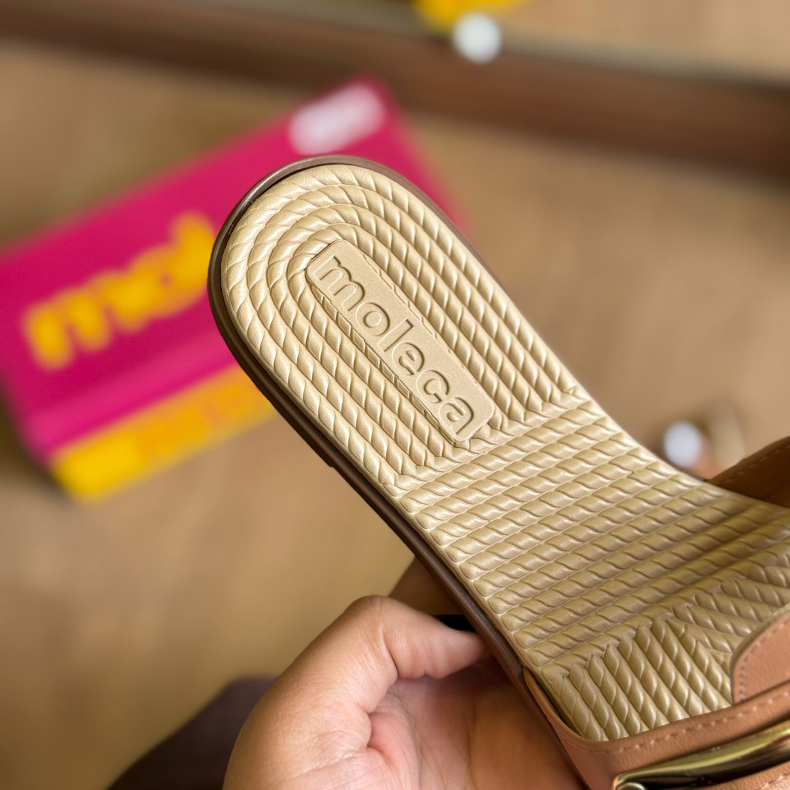 Sandália Rasteira Moleca Tira de Ouro 5558.105