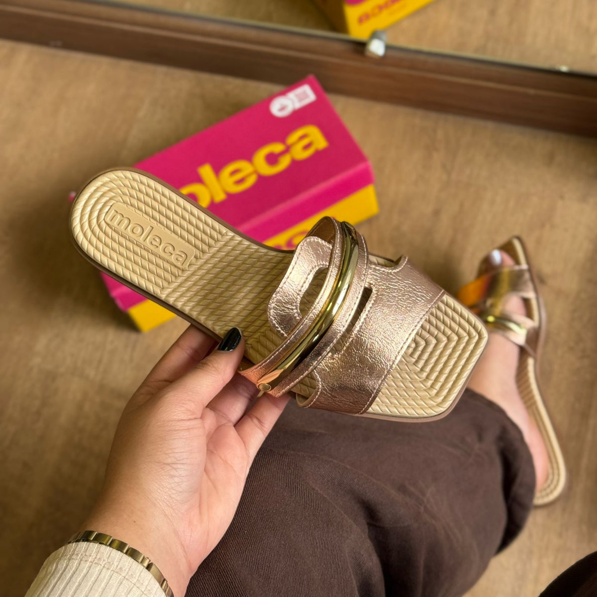 Sandália Rasteira Moleca Tira de Ouro 5558.105