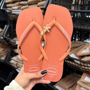 Chinelo Havaianas Logo Pop Up + Pin Tartaruga e Estrela